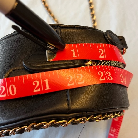 Elegant Black Quilted Crossbody Bag - Picture 5 of 6